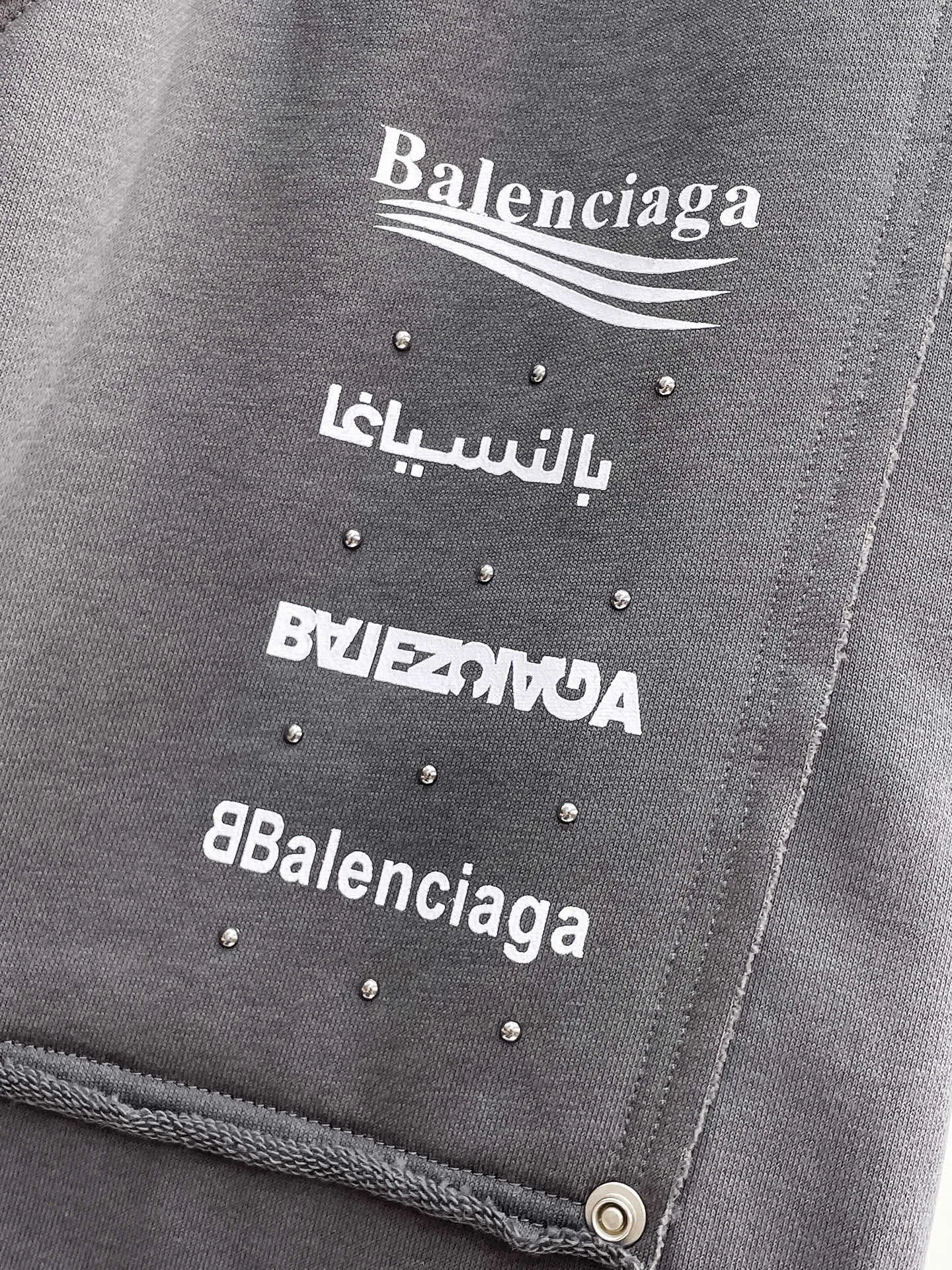Balenciaga's three-standard complete 2026 summer New Arrival men's casual shorts, advanced custom-made Breathable fabric, Breathable fabric, extremely stretchy and comfortable, impeccable details, top-grade accessories, original logo design concept, delicate and soft feel! The upper body fit is awesome! Size: M-XXXL Please state your height and weight when ordering